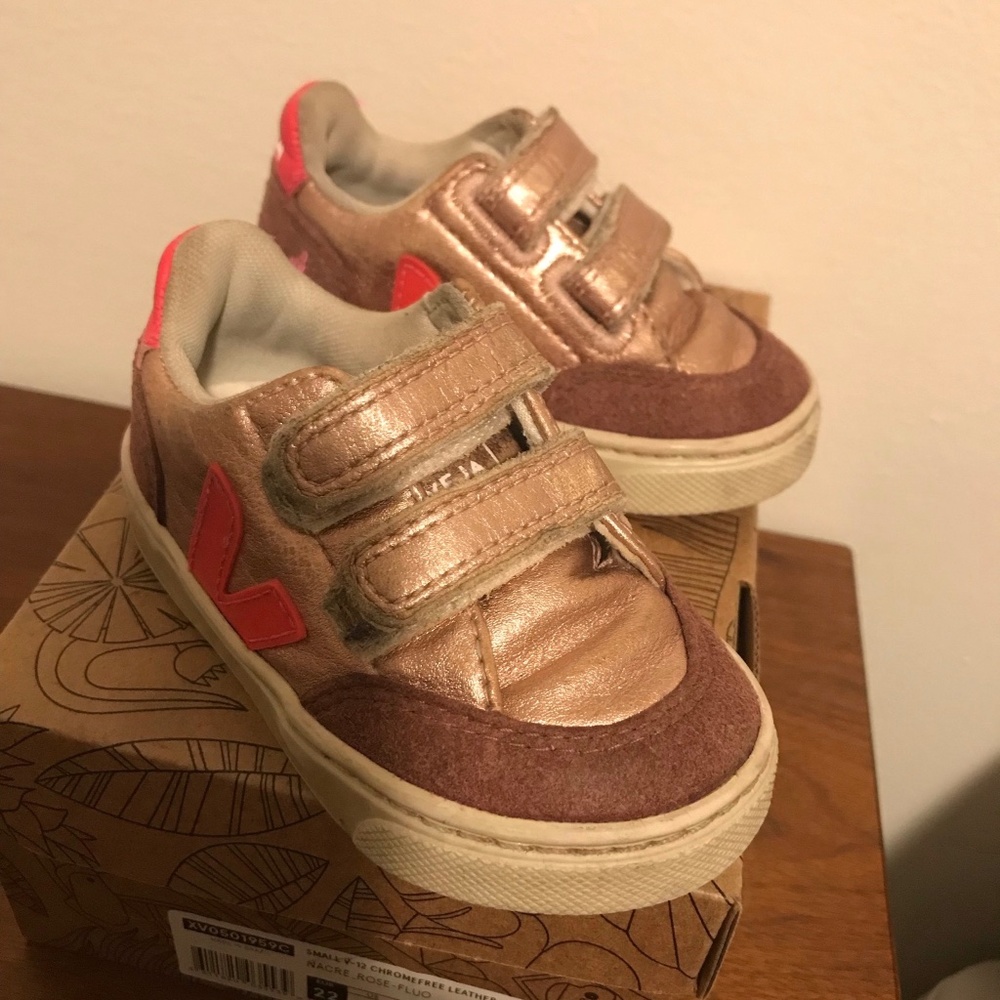 Veja girls sneakers sz 22
